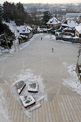 Hiver / printemps, vue plongeante - Annecy, parvis du Château-Musée - Haute-Savoie - France - Architecture & Paysagisme - Photographie - 02a