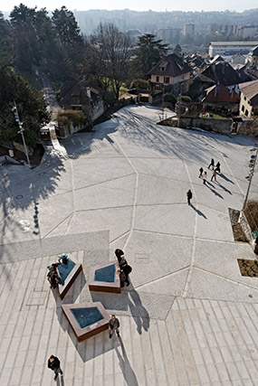 Hiver / printemps, vue plongeante - Annecy, parvis du Château-Musée - Haute-Savoie - France - Architecture & Paysagisme - Photographie - 02b