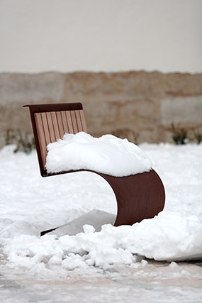 Détail de corset d'arbre et mobilier (siège) sous la neige - Annecy, parvis du Château-Musée - Haute-Savoie - France - Architecture & Paysagisme - Photographie - 06b