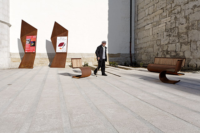 Mobilier  : siéges, banc et panneaux de signalétique du musée en acier corten et bois - Annecy, parvis du Château-Musée - Haute-Savoie - France - Architecture & Paysagisme - Photographie - 07