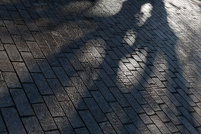 Jeux de lumière sur pavage en pierre naturelle - Annecy, parvis du Château-Musée - Haute-Savoie - France - Architecture & Paysagisme - Photographie - 09