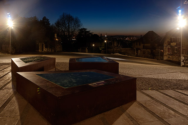 Lucarnes archéologiques et mâts d'éclairage, nuit - Annecy, parvis du Château-Musée - Haute-Savoie - France - Architecture & Paysagisme - Photographie - 19