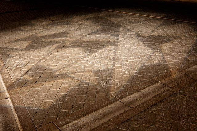 Motif lumineux créé par les projecteurs sur mât, nuit - Annecy, parvis du Château-Musée - Haute-Savoie - France - Architecture & Paysagisme - Photographie - 22
