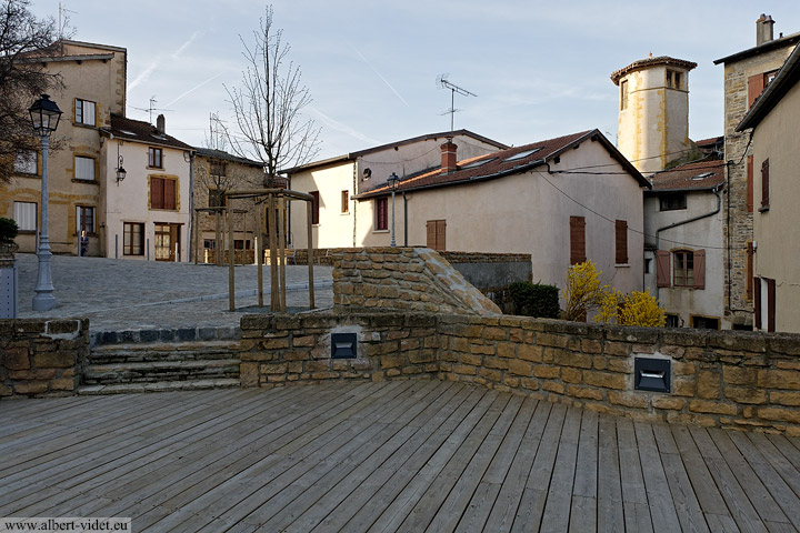 Vieil Arbresle, Terrasse avec platelage de bois, place de l'Abbé Dalmace - L'Arbresle - Rhône - France - Architecture & Paysagisme - Photographie - 09