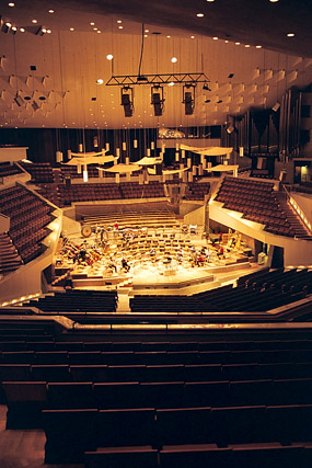 Podium des großen Saals / Scène de la grande salle der Berliner Philharmonie - Kulturforum - Berlin - Allemagne / Deutschland - Carnets de route - Photographie - 09a