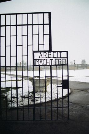 Arbeit macht frei - Sachsenhausen, Konzentrationslager (KZ) / Camp de concentration - Oranienburg - Berlin - Allemagne / Deutschland - Carnets de route - Photographie - 01