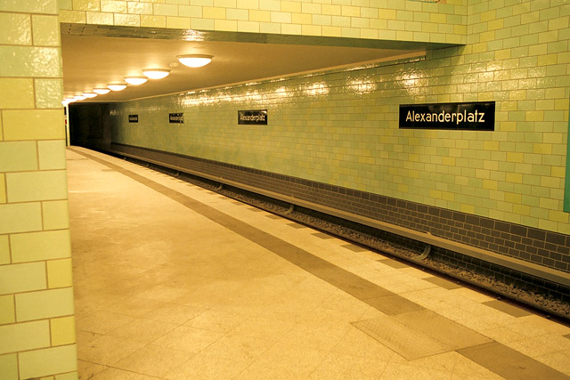 U-Bahn, Untergrundbahn, Metrostation / Station de métro - Alexanderplatz - Berlin - Allemagne / Deutschland - Carnets de route - Photographie - 00