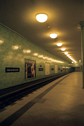 U-Bahn, Untergrundbahn, Metrostation / Station de métro - Alexanderplatz - Berlin - Allemagne / Deutschland - Carnets de route - Photographie - 01