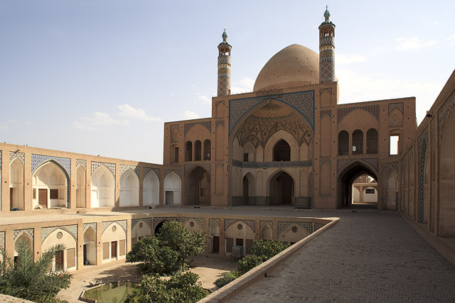 Cour en contrebas, Agha Bozorg / مسجد و مدرسه آقا بزرگ - Kashan / کاشان - Province d'Ispahan / استان اصفهان - Iran / ايران - Carnets de route - Photographie - 01