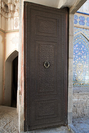 Porte en bois de l'entrée, Agha Bozorg / مسجد و مدرسه آقا بزرگ - Kashan / کاشان - Province d'Ispahan / استان اصفهان - Iran / ايران - Carnets de route - Photographie - 06b