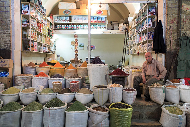 Marchand d'épices et de fruits secs, Bazar-e Vakil / Vakil Bazaar / بازار وکیل - Chiraz / Shiraz / شیراز - Fars / Pars / استان فارس - Iran / ايران - Carnets de route - Photographie - 01