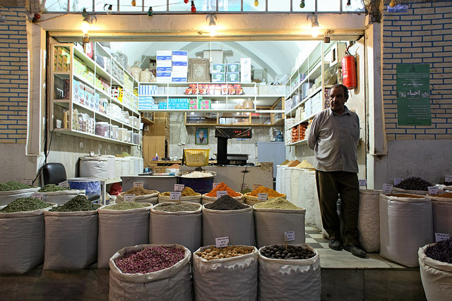 Marchand d'épices et de fruits secs, Bazar-e Vakil / Vakil Bazaar / بازار وکیل - Chiraz / Shiraz / شیراز - Fars / Pars / استان فارس - Iran / ايران - Carnets de route - Photographie - 02