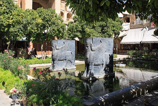 Serai Mushir et bassin central, Bazar-e Vakil / Vakil Bazaar / بازار وکیل - Chiraz / Shiraz / شیراز - Fars / Pars / استان فارس - Iran / ايران - Carnets de route - Photographie - 03