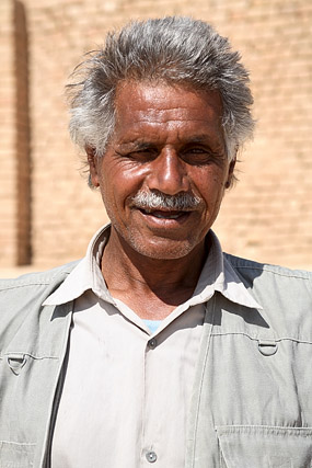 Notre guide, Chogha zanbil (Tchoga / Tschoga / Choga / Tchogha) / چغازنبیل - Ziggourat / ziggurat / زیگورات - Dur-Untash - Khuzestan / Khouzestan / استان خوزستان - Iran / ايران - Carnets de route - Photographie - 05