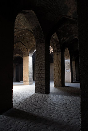 Colonnes de briques, Grande Mosquée / Mosquée du Vendredi, Jameh / Vieille Mosquée / مسجد جامع اصفهان - Ispahan / اصفهان - Province d'Ispahan / استان اصفهان - Iran / ايران - Carnets de route - Photographie - 07a