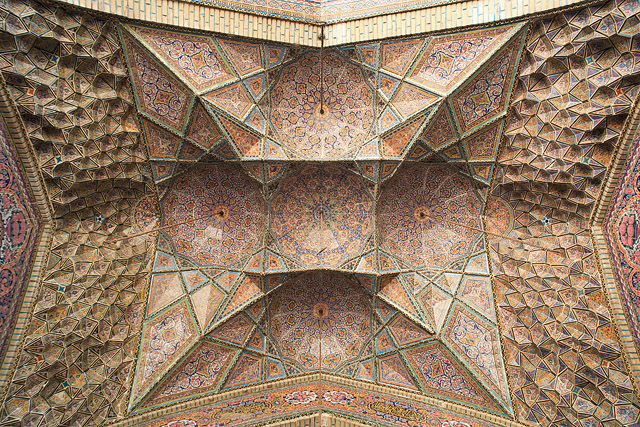 Mocárabes / Muqarnas / Muqarbas, Mosquée Nasir-ol-Molk / Nasir al-Mulk / مسجد نصیر الملک - Chiraz / Shiraz / شیراز - Fars / Pars / استان فارس - Iran / ايران - Carnets de route - Photographie - 01