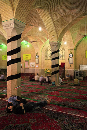 Salle de prière temporaire, masjed-e Vakil / Mosquée du Régent / مسجد وکیل - Chiraz / Shiraz / شیراز - Fars / Pars / استان فارس - Iran / ايران - Carnets de route - Photographie - 08a