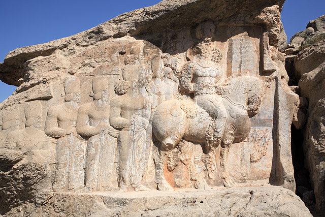 Parade de Shapur Ier / شاپور یکم, Naqsh-e Rajab / Tableau de Rajab / نقش رجب - Bas-reliefs sassanide - Fars / Pars / فارس / پارس - Iran / ايران - Carnets de route - Photographie - 00