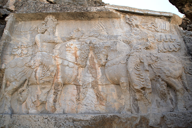 Investiture de Shapur Ier / شاپور یکم, Naqsh-e Rajab / Tableau de Rajab / نقش رجب - Bas-reliefs sassanide - Fars / Pars / فارس / پارس - Iran / ايران - Carnets de route - Photographie - 03