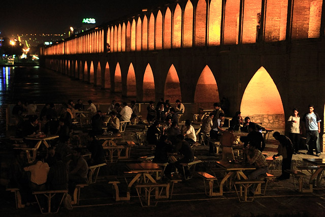 Maison de thé, Si-o-se Pol / Pont Allahverdi Khan / سی‌وسه‌پل - Ispahan, Isfahan, Espahan, Esfahan / اصفهان - Province d'Ispahan / استان اصفهان - Iran / ايران - Carnets de route - Photographie - 02