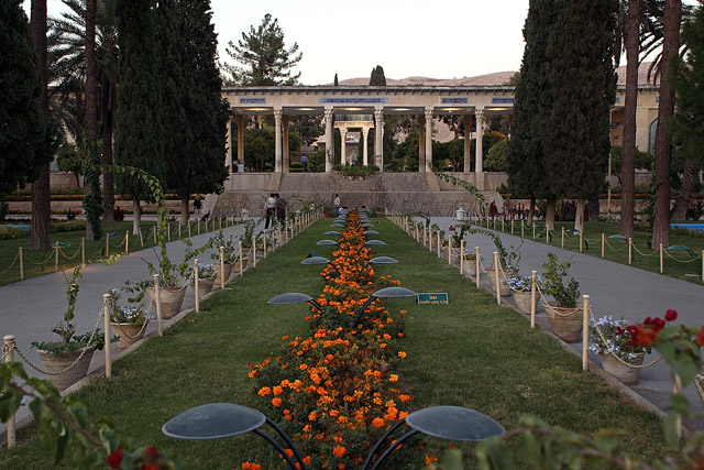 Tombe de Hafez / Aramgah-e Hafez / آرامگاه حافظ در شب - Chiraz / Shiraz / شیراز - Fars / Pars / استان فارس - Iran / ايران - Carnets de route - Photographie - 02