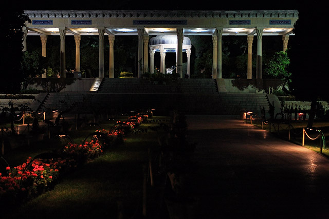 Tombe de Hafez / Aramgah-e Hafez / آرامگاه حافظ در شب - Chiraz / Shiraz / شیراز - Fars / Pars / استان فارس - Iran / ايران - Carnets de route - Photographie - 03