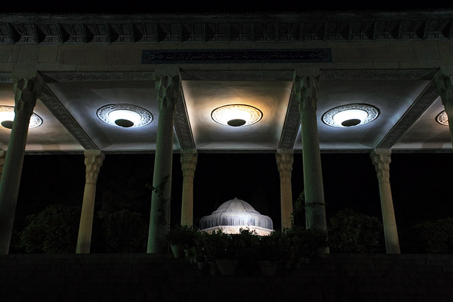 Tombe de Hafez / Aramgah-e Hafez / آرامگاه حافظ در شب - Chiraz / Shiraz / شیراز - Fars / Pars / استان فارس - Iran / ايران - Carnets de route - Photographie - 04