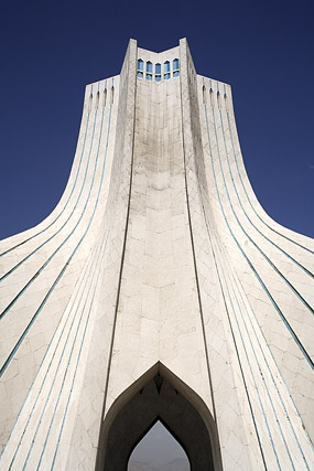 Tour Azadi / Tour de la liberté / Borj-e Azadi / برج آزادی - Téhéran / تهران - Province de Téhéran / استان تهران - Iran / ايران - Carnets de route - Photographie - 01b