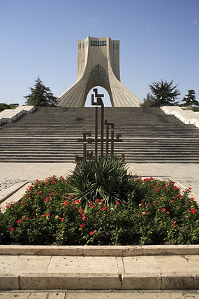 Tour Azadi / Tour de la liberté / Borj-e Azadi / برج آزادی - Téhéran / تهران - Province de Téhéran / استان تهران - Iran / ايران - Carnets de route - Photographie - 02a