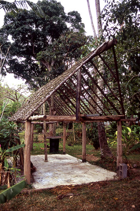 Abri, tribu de Petit Couli, Sarraméa, de Nouméa à Canala par La Foa, Grande Terre