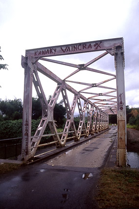 En quittant Pouébo, pont Kanaki vaincra