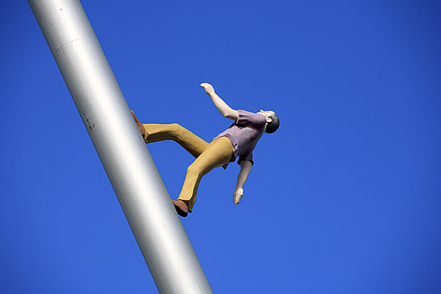 Borofsky, Jonathan - Man walking to the sky (1992, 1990 ?) - Documenta - Cassel / Kassel - Hesse / Hessen - Allemagne / Deutschland - Événements - Photographie - 00