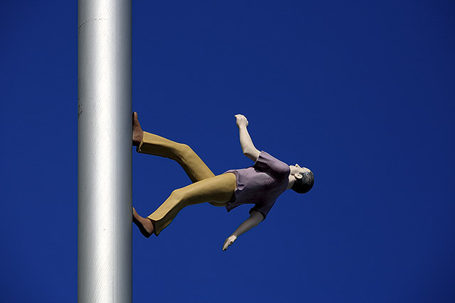 Borofsky, Jonathan - Man walking to the sky (1992, 1990 ?) - Documenta - Cassel / Kassel - Hesse / Hessen - Allemagne / Deutschland - Événements - Photographie - 02