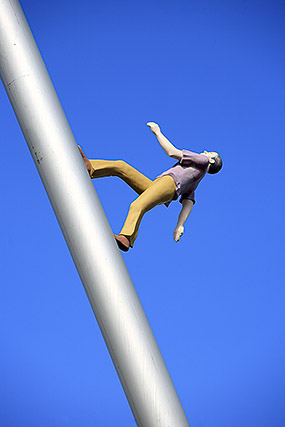 Borofsky, Jonathan - Man walking to the sky (1992, 1990 ?) - Documenta - Cassel / Kassel - Hesse / Hessen - Allemagne / Deutschland - Événements - Photographie - 03a