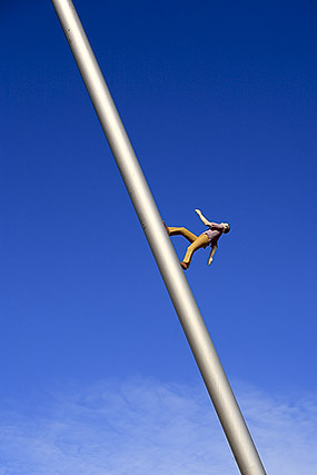 Borofsky, Jonathan - Man walking to the sky (1992, 1990 ?) - Documenta - Cassel / Kassel - Hesse / Hessen - Allemagne / Deutschland - Événements - Photographie - 03b