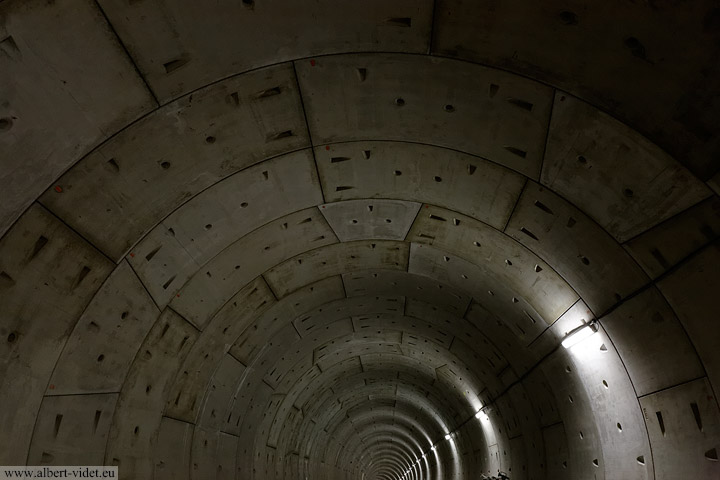 Voussoirs, éléments en béton constituant le tunnel, extension de la ligne B du métro - Lyon, France - Extension de la ligne B du métro, Stade de Gerland / Gare de Oullins - Lyon (FR), 2011 - Reportage / Événement - Photographie - 04