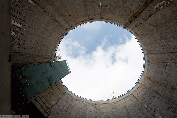 Puit de sortie du tunnelier, à l’angle de la rue Orsel et de la Grande Rue d’Oullins - Lyon, France - Extension de la ligne B du métro, Stade de Gerland / Gare de Oullins - Lyon (FR), 2011 - Reportage / Événement - Photographie - 08