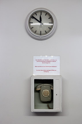 Horloge et téléphone / Wanduhr und Telefonapparat, Unité d'habitation de Le Corbusier / Corbusierhaus - Berlin - Brandebourg / Brandenburg - Allemagne / Deutschland - Sites - Photographie - 18a