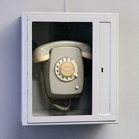 Horloge et téléphone / Wanduhr und Telefonapparat, Unité d'habitation de Le Corbusier / Corbusierhaus - Berlin - Brandebourg / Brandenburg - Allemagne / Deutschland - Sites - Photographie - 18b