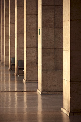 Gänge und Sitze - Flughafen Berlin-Tempelhof / Aéroport de Tempelhof - Berlin - Brandebourg / Brandenburg - Allemagne / Deutschland - Sites - Photographie - 10b