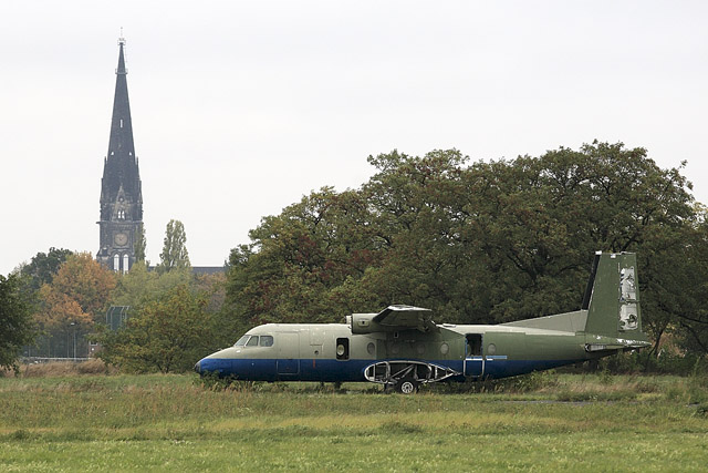 Avion laissé à l'abandon / Verwahrlostes Flugzeug - Flughafen Berlin-Tempelhof / Aéroport de Tempelhof - Berlin - Brandebourg / Brandenburg - Allemagne / Deutschland - Sites - Photographie - 16