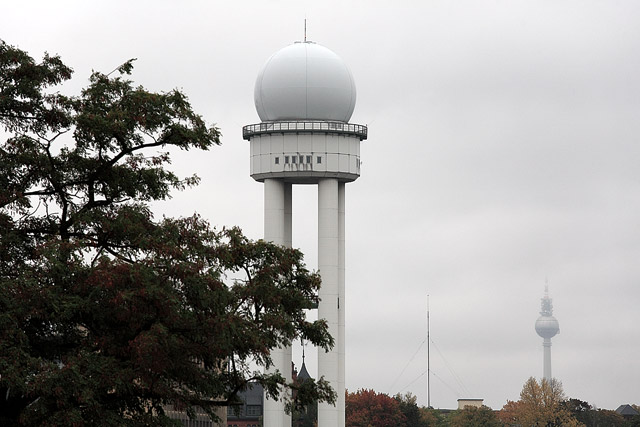 Tour radar & tour de la télévision / Radarstation und Berliner Fernsehturm - Flughafen Berlin-Tempelhof - Berlin - Brandebourg / Brandenburg - Allemagne / Deutschland - Sites - Photographie - 23