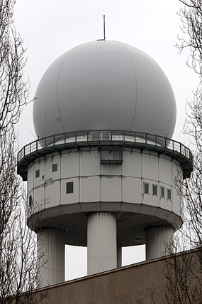 Tour radar et manche à air / Radarstation und Windsack - Flughafen Berlin-Tempelhof / Aéroport de Tempelhof - Berlin - Brandebourg / Brandenburg - Allemagne / Deutschland - Sites - Photographie - 24a