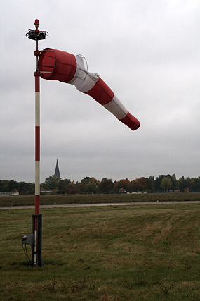 Tour radar et manche à air / Radarstation und Windsack - Flughafen Berlin-Tempelhof / Aéroport de Tempelhof - Berlin - Brandebourg / Brandenburg - Allemagne / Deutschland - Sites - Photographie - 24b