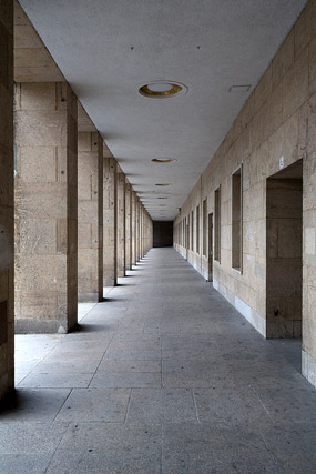 Couloir extérieur et couloir d'habitation / Außengang und Wohnungsgang - Flughafen Berlin-Tempelhof - Berlin - Brandebourg / Brandenburg - Allemagne / Deutschland - Sites - Photographie - 29a