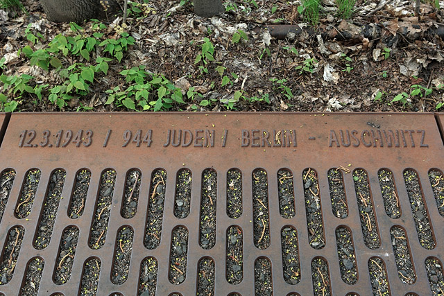 Plaque de fonte, Gleis 17, Mahnmal / Voie n°17, Mémorial - Bahnhof Berlin-Grunewald - Berlin - Brandebourg / Brandenburg - Allemagne / Deutschland - Sites - Photographie - 05