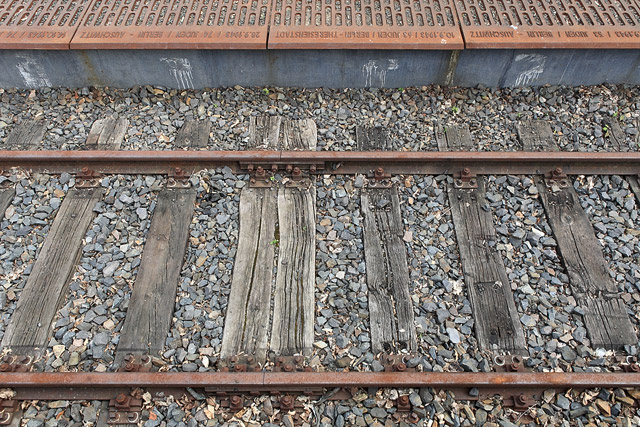 Plaques de fonte & voie ferrée, Gleis 17, Mahnmal / Voie n°17, Mémorial - Bahnhof Berlin-Grunewald - Berlin - Brandebourg / Brandenburg - Allemagne / Deutschland - Sites - Photographie - 06