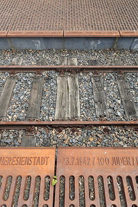 Plaques de fonte & voie ferrée, Gleis 17, Mahnmal / Voie n°17, Mémorial - Bahnhof Berlin-Grunewald - Berlin - Brandebourg / Brandenburg - Allemagne / Deutschland - Sites - Photographie - 07a