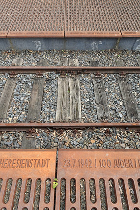 Plaques de fonte & voie ferrée, Gleis 17, Mahnmal / Voie n°17, Mémorial - Bahnhof Berlin-Grunewald - Berlin - Brandebourg / Brandenburg - Allemagne / Deutschland - Sites - Photographie - 07a