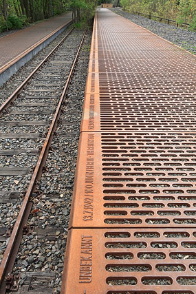 Plaques de fonte & voie ferrée, Gleis 17, Mahnmal / Voie n°17, Mémorial - Bahnhof Berlin-Grunewald - Berlin - Brandebourg / Brandenburg - Allemagne / Deutschland - Sites - Photographie - 07b